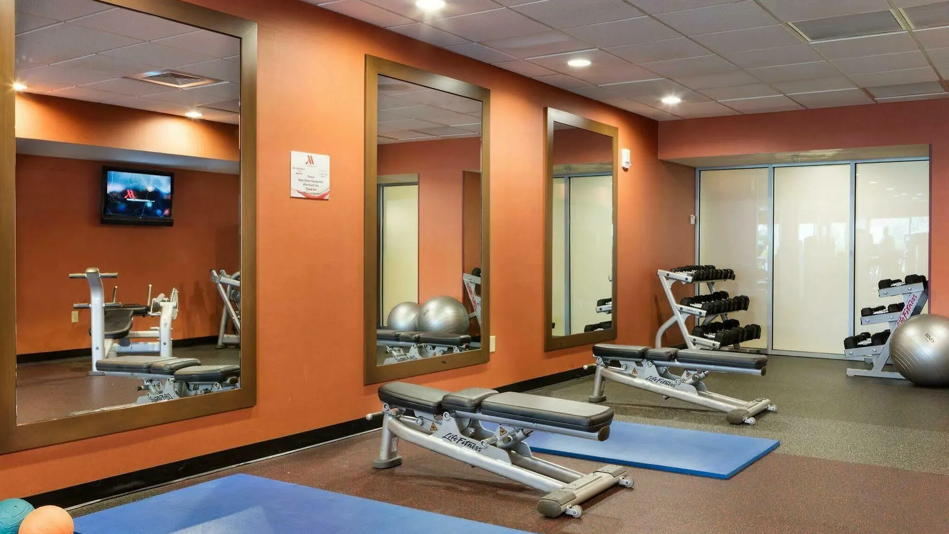 Courtyard By Marriott Airport Hotel