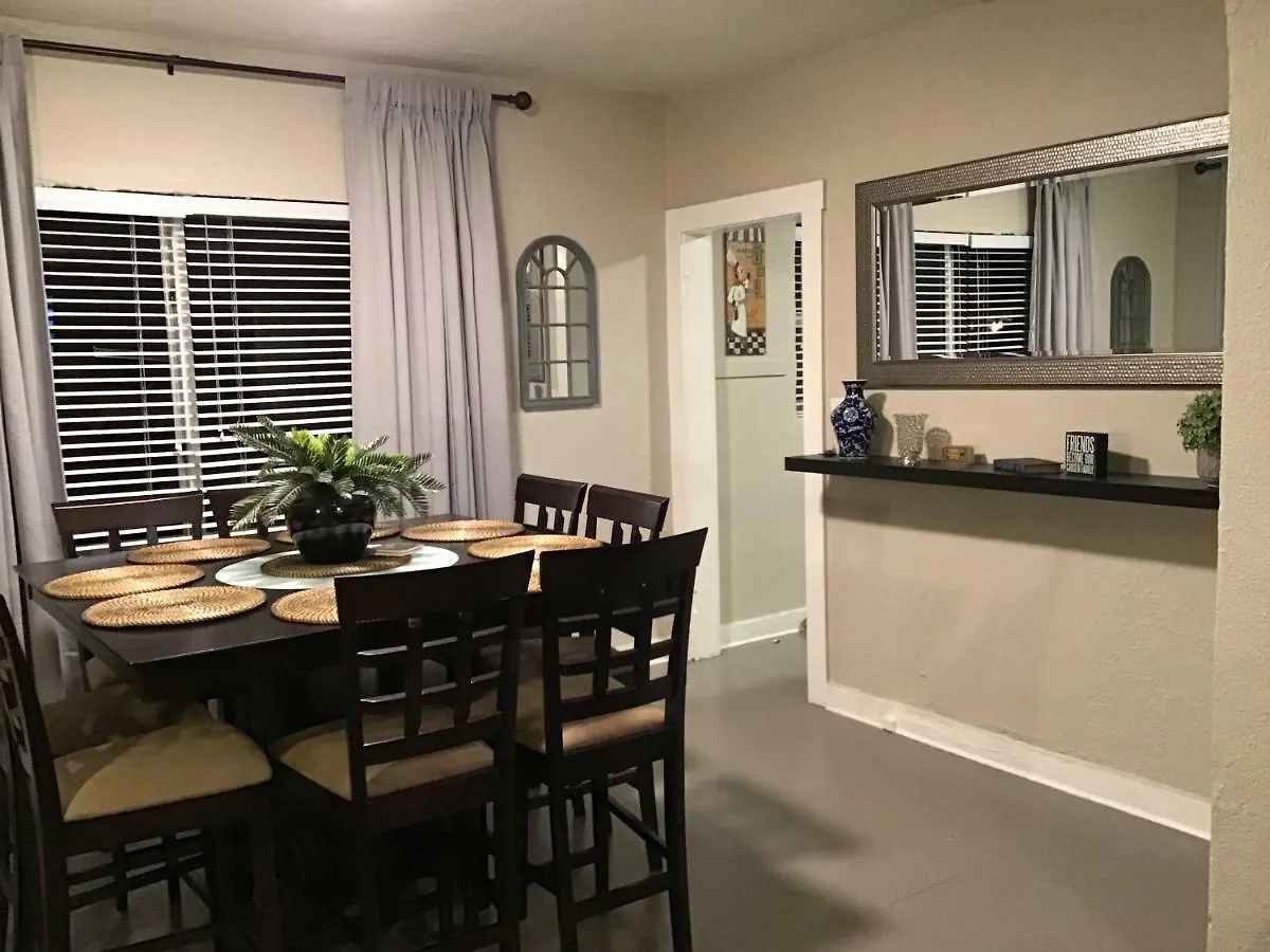 Modern 3/1 House Close To Beaches And Midtown Holiday home