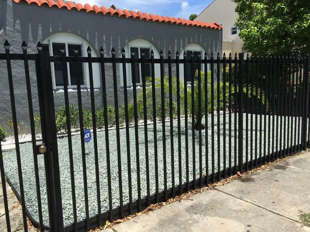Modern 3/1 House Close To Beaches And Midtown Holiday home Miami