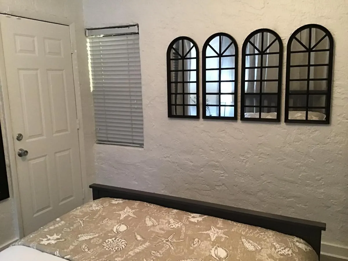 Modern 3/1 House Close To Beaches And Midtown